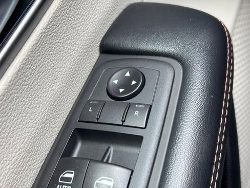 Used 2020 Chrysler Pacifica Touring w/ Advanced Safetytec Group FWD image 22