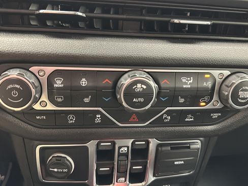 Used 2025 Jeep Wrangler Unlimited Sport AWD/4WD image 18