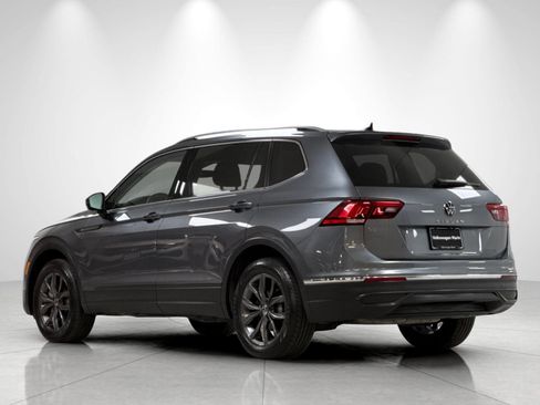 Used 2023 Volkswagen Tiguan SE w/ Panoramic Sunroof Package FWD image 3