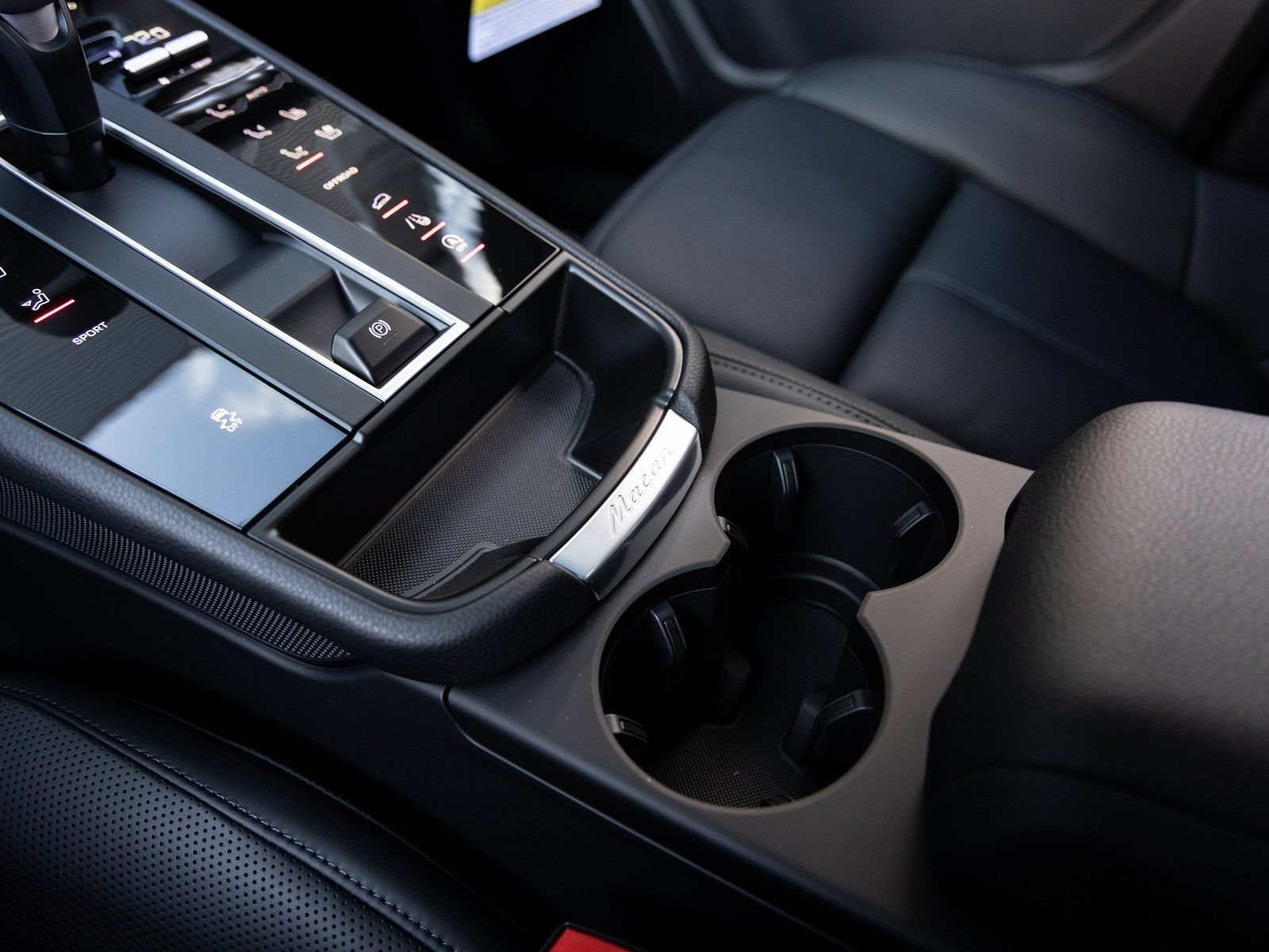 Certified 2026 Porsche Macan AWD/4WD image 18