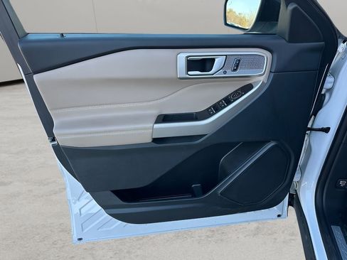 Used 2023 Ford Explorer Limited image 9