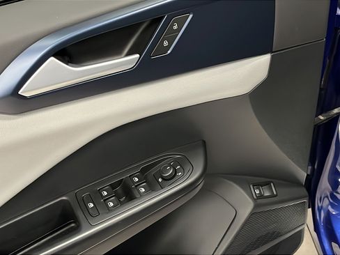 Used 2022 Volkswagen Taos SE w/ Panoramic Sunroof Package FWD image 21
