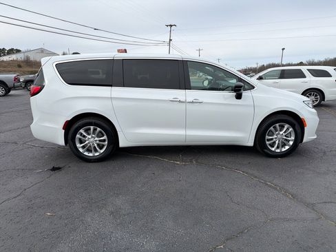 New 2026 Chrysler Pacifica Select image 10