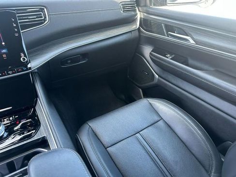 Used 2023 Jeep Wagoneer L Series III w/ Preferred Equipment Group image 17