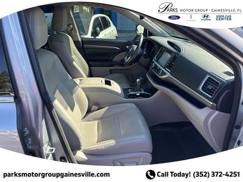 Used 2017 Toyota Highlander Limited image 19