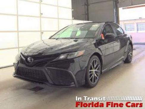 Used 2021 Toyota Camry SE image 1
