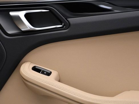 Used 2025 Porsche Macan image 52