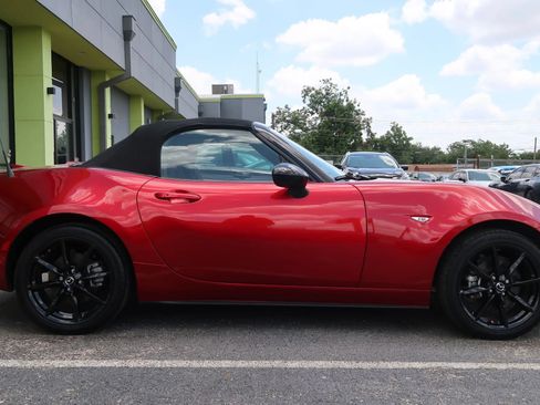 Used 2021 MAZDA MX-5 Miata Club RWD image 8
