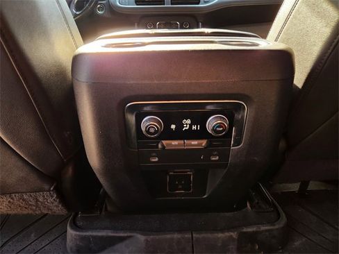 Used 2022 Chevrolet Suburban Z71 image 13