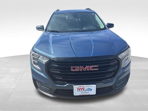 Used 2024 GMC Terrain SLE w/ Driver Convenience Package image 9
