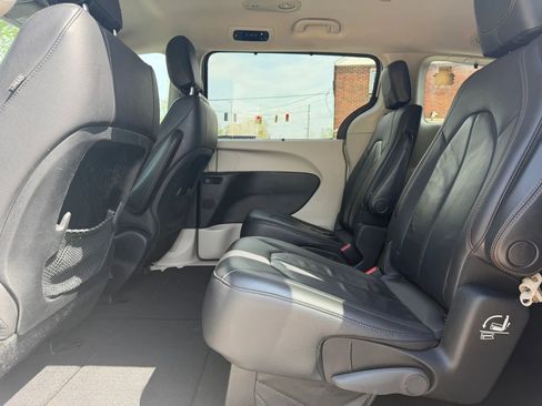 Used 2017 Chrysler Pacifica Touring-L image 57