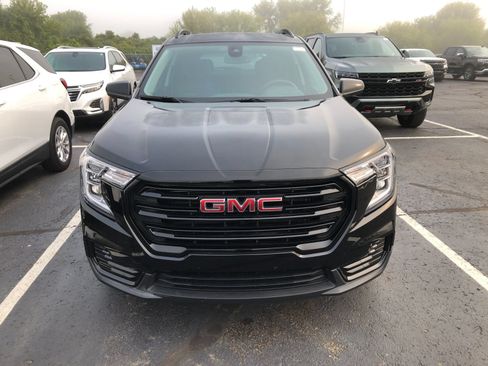 Used 2022 GMC Terrain SLE w/ Driver Convenience Package FWD image 2