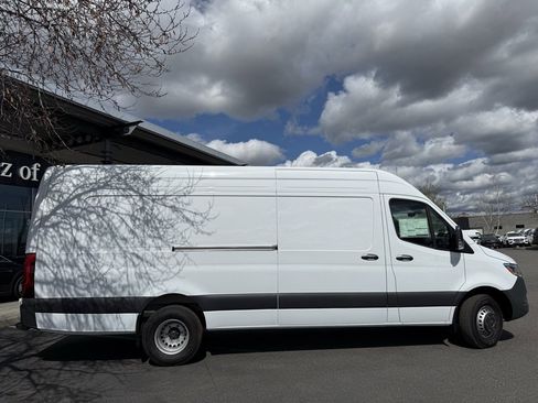 New 2025 Mercedes-Benz Sprinter 4500 image 5