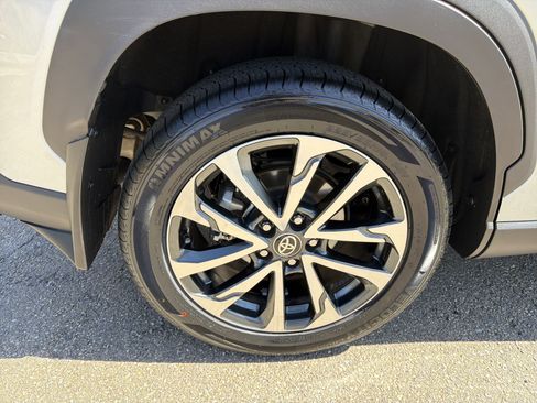 Used 2024 Toyota Corolla Cross XLE w/ Convenience Package image 17