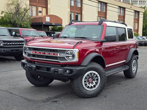 New 2026 Ford Bronco Outer Banks w/ Sasquatch Package AWD/4WD image 1
