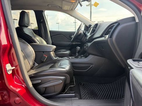 Used 2019 Jeep Cherokee Latitude Plus AWD/4WD image 24