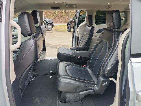 Used 2024 Chrysler Pacifica Touring-L image 42