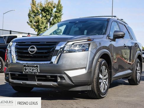Used 2023 Nissan Pathfinder SL FWD image 3