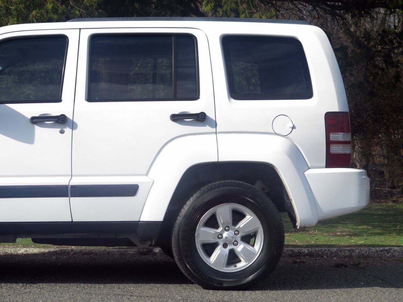 Used 2011 Jeep Liberty Sport AWD/4WD image 15