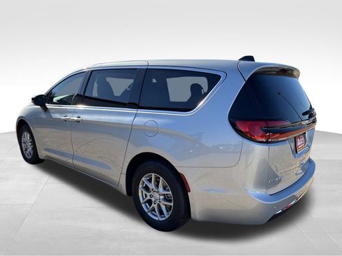 New 2026 Chrysler Pacifica Select image 3
