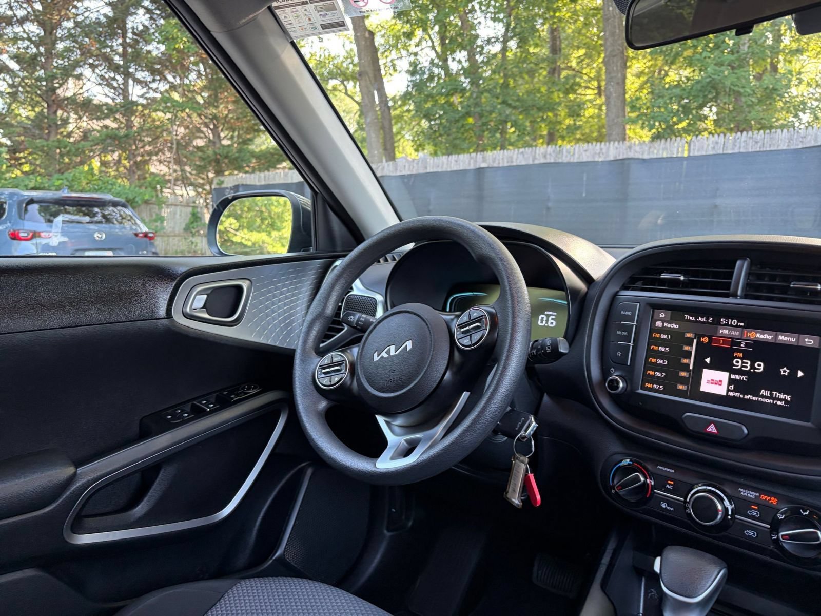 Used 2025 Kia Soul LX w/ LX Technology Package FWD image 31