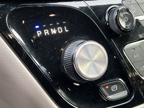 Used 2023 Chrysler Pacifica Touring-L image 28