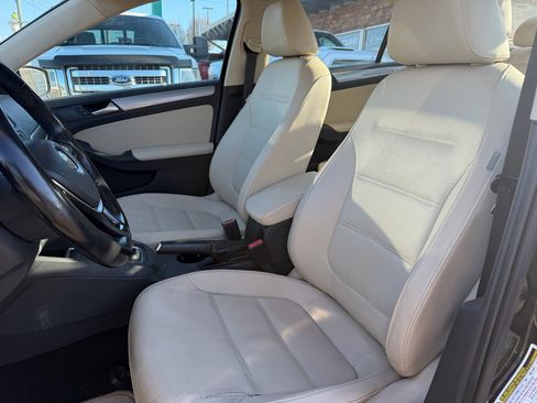 Used 2017 Volkswagen Jetta SE image 18