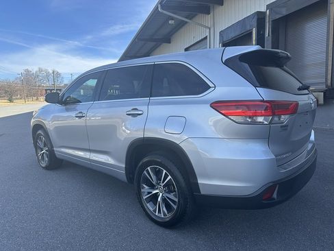 Used 2017 Toyota Highlander LE image 3