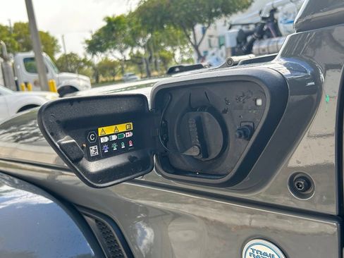 Used 2022 Jeep Wrangler Unlimited Sahara w/ Cold Weather Group AWD/4WD image 26