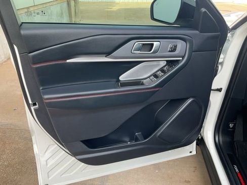 Used 2025 Ford Explorer ST image 4