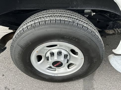 Used 2024 GMC Savana 2500 w/ Driver Convenience Package image 9