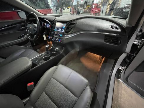 Used 2017 Chevrolet Impala LT w/ Convenience Package image 18
