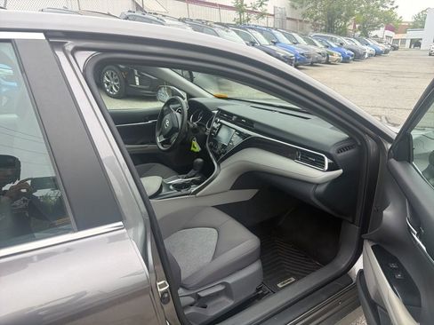 Used 2018 Toyota Camry LE FWD image 3