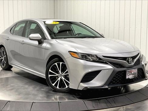 Used 2019 Toyota Camry SE image 3