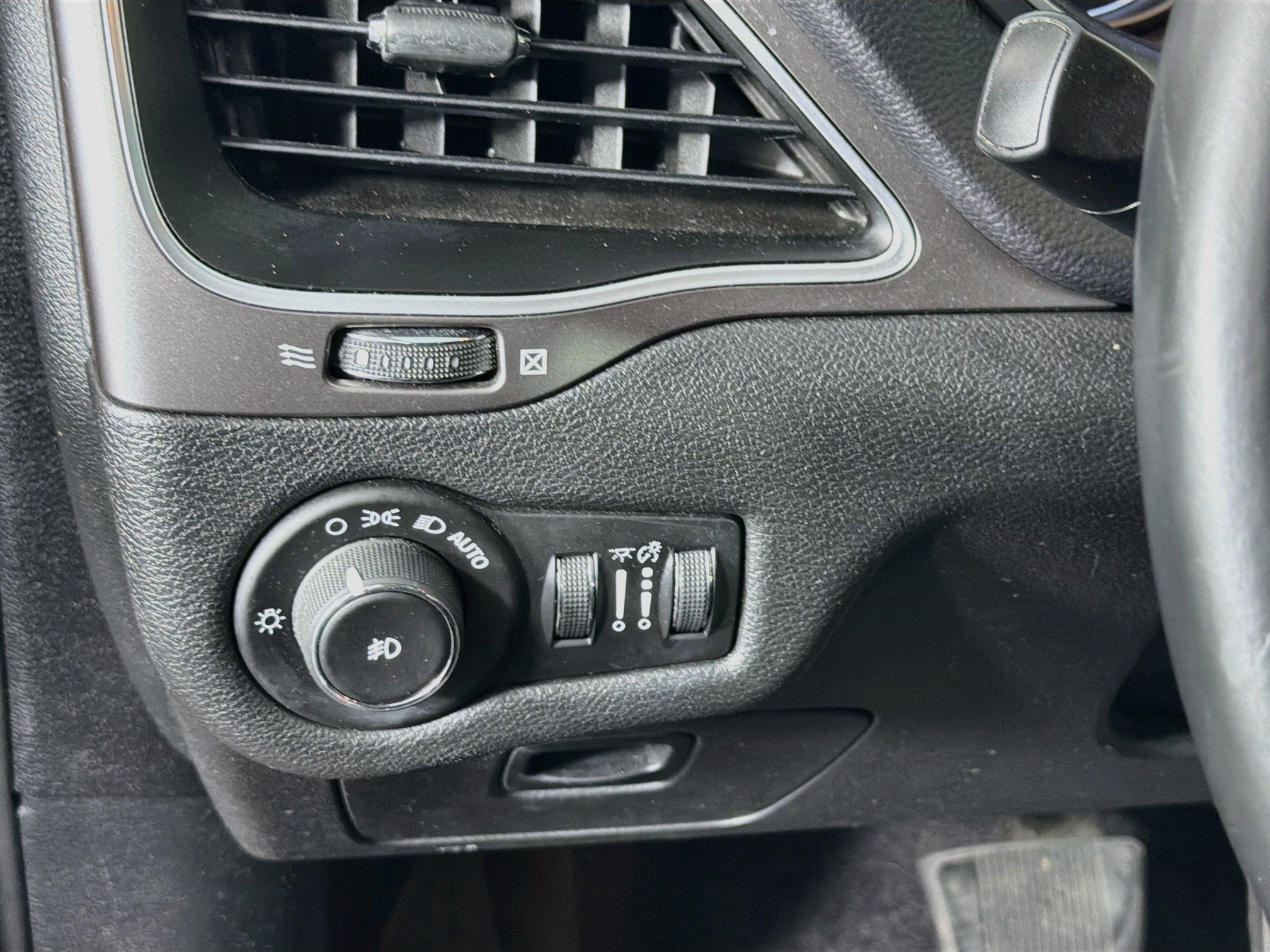 Used 2019 Jeep Cherokee Latitude Plus FWD image 16