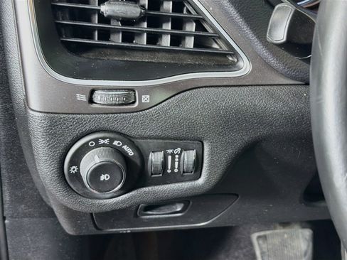 Used 2019 Jeep Cherokee Latitude Plus FWD image 16