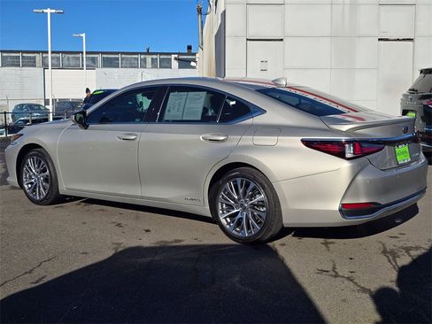 Used 2020 Lexus ES 300h w/ Premium Package image 5