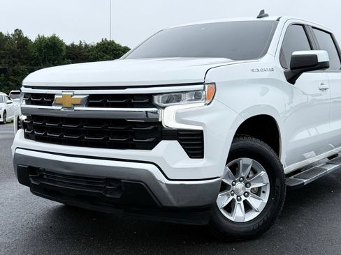 Used 2022 Chevrolet Silverado 1500 LT AWD/4WD image 2