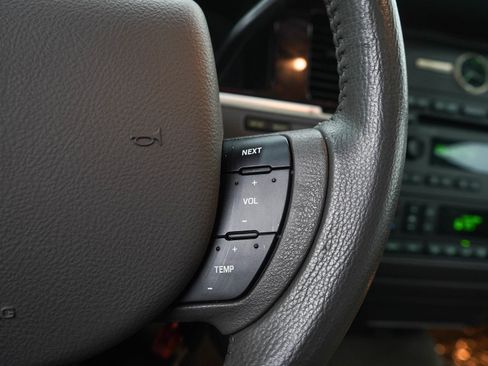 Used 2006 Lincoln Town Car Signature Limited RWD image 22