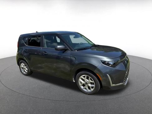 Used 2025 Kia Soul LX w/ LX Technology Package FWD image 2