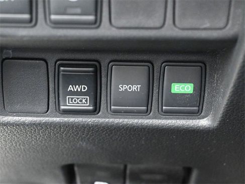 Used 2017 Nissan Rogue SV image 16