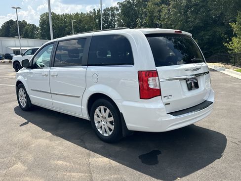 Used 2015 Chrysler Town & Country Touring FWD image 5