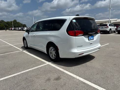 Used 2023 Chrysler Voyager LX FWD image 3
