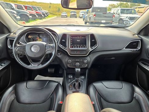Used 2019 Jeep Cherokee Trailhawk AWD/4WD image 16