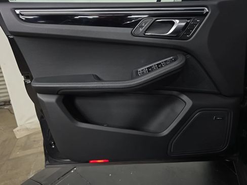 Certified 2026 Porsche Macan AWD/4WD image 22