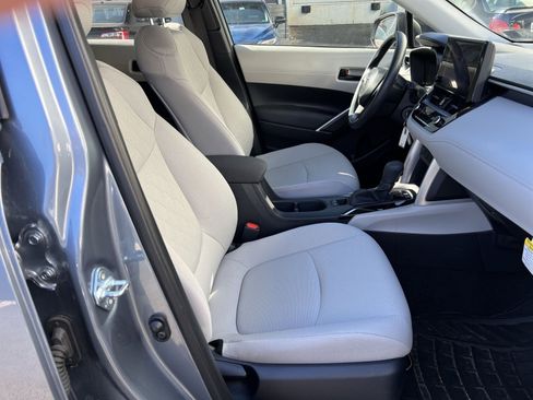 Used 2025 Toyota Corolla Cross L image 27