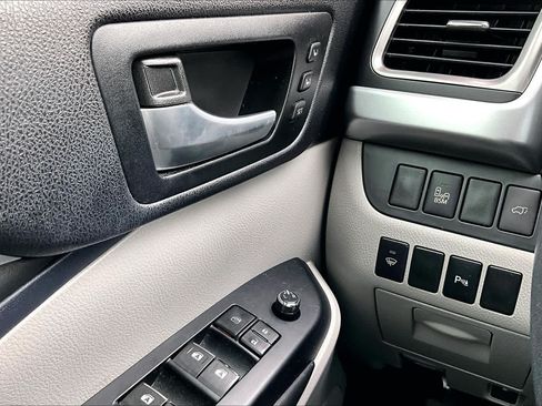 Used 2015 Toyota Highlander Limited FWD image 35