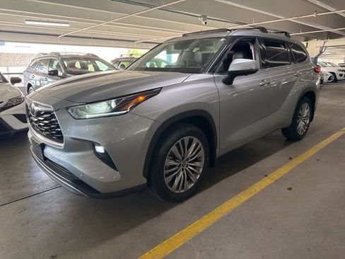 Used 2023 Toyota Highlander Platinum image 1