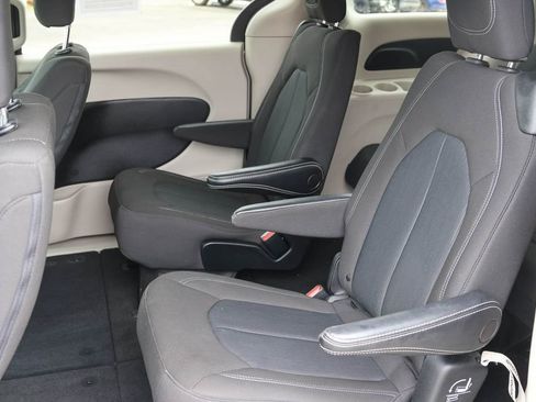 Used 2022 Chrysler Voyager LX image 13
