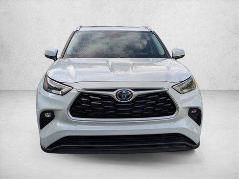 Used 2022 Toyota Highlander XLE image 2